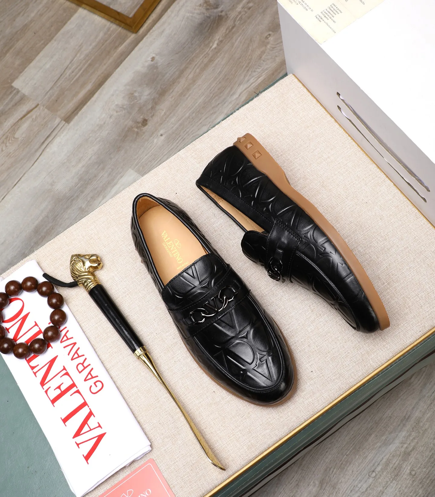 Men's shoes 💰520 [Valentino-Valentino] High-quality boutique men's shoes. The same style as the celebrities, original and authentic.✅ Made of imported cowhide + original apricot cowhide lining. The French luxury model is priced at 14,080 Swiss francs. It is also a Paris Fashion Week catwalk model. A brand can be deeply rooted in your heart, and a pair of shoes can make you linger. What you wear is not only noble, but also an aura. 👻Standard 38-45